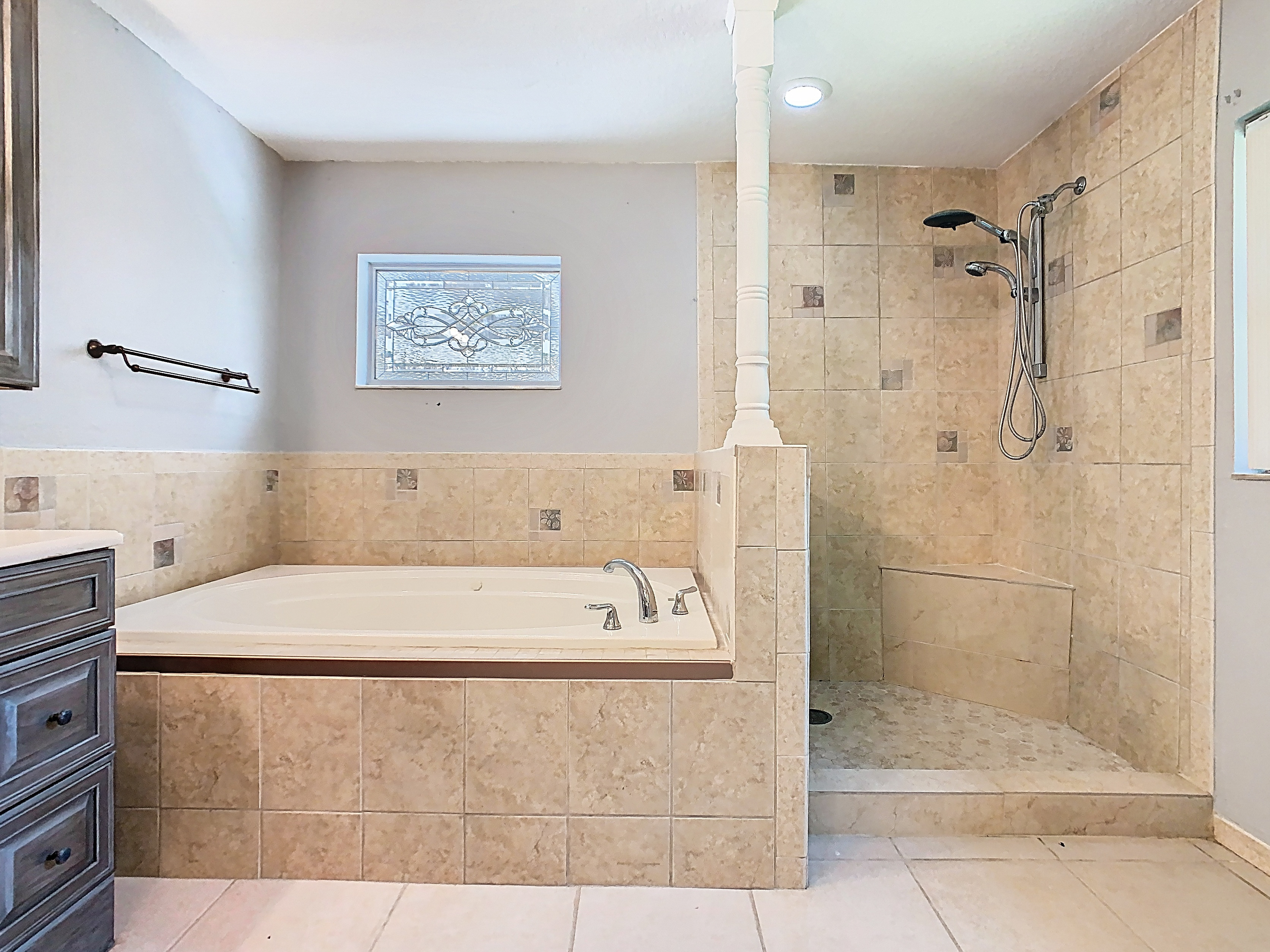 Custom Home For Sale - 4 Bedrooms - 3 Full Baths - Winter Haven